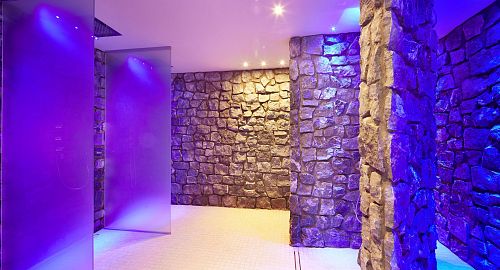 Elegant beleuchteter Duschbereich