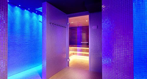 Elegant beleuchteter Duschbereich