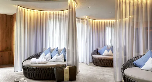 Entspannungsbereich mit runden Liegen