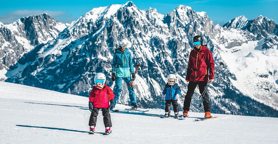 Familie entdeckt die Wunder der alpinen Natur in ellmau