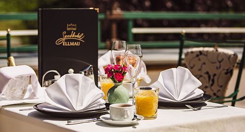Frühstück auf Terrasse