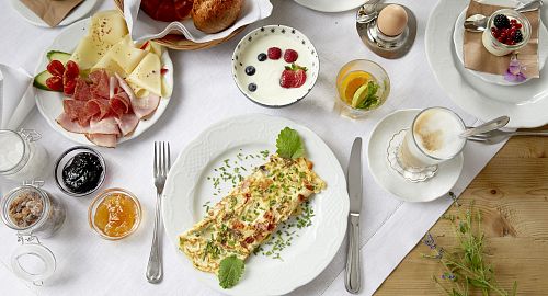 Üppiges Frühstücksarrangement