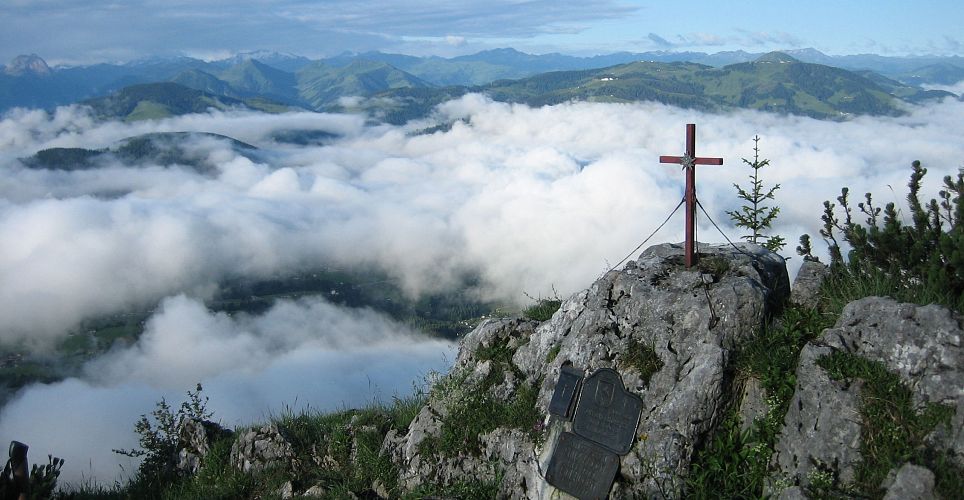 Bergkreuz über den Wolken