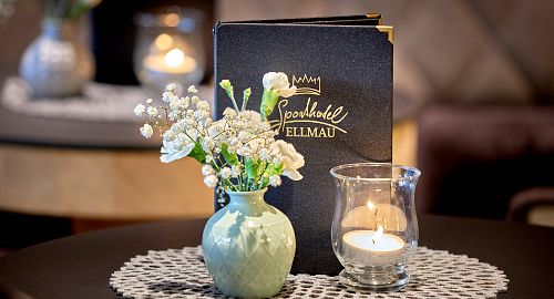 Lobby &amp; Barbereich im Sporthotel Ellmau