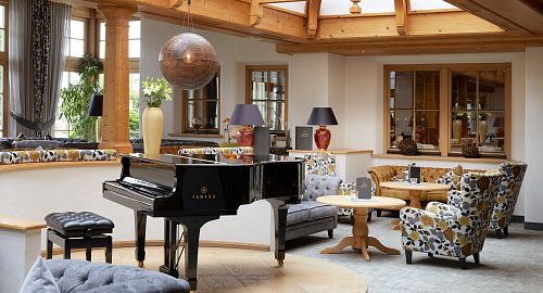 Lobby &amp; Barbereich im Sporthotel Ellmau