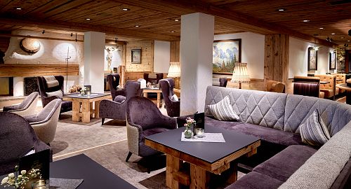 Lobby &amp; Barbereich im Sporthotel Ellmau
