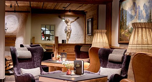 Lobby &amp; Barbereich im Sporthotel Ellmau