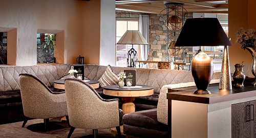 Lobby &amp; Barbereich im Sporthotel Ellmau