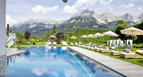 Luxuriöser Pool mit Bergblick