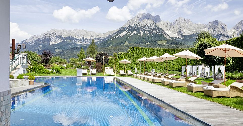 Luxuriöser Poolbereich