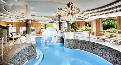 Luxuriöser Poolbereich