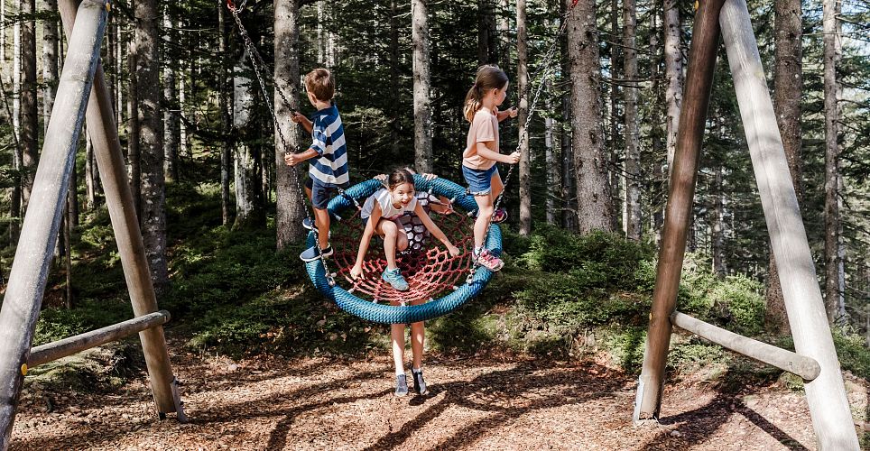 Familie entdeckt die Wunder der alpinen Natur in ellmau