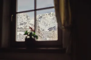 Durch das Fenster die Winterstimmung einfangen