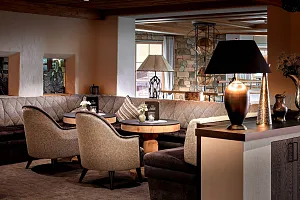 Bequeme Sofas und Stühle in der Lobby laden zum Verweilen ein