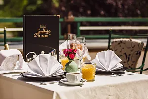 Reichlich gedeckter Frühstückstisch auf der Terrasse