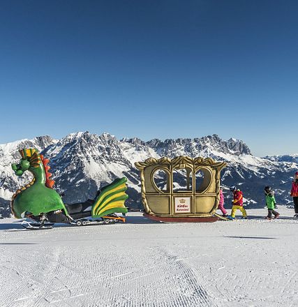 Schlittenfahrt mit Drachenfigur in den Alpen