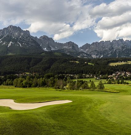 Golfplatz vor Bergkulisse