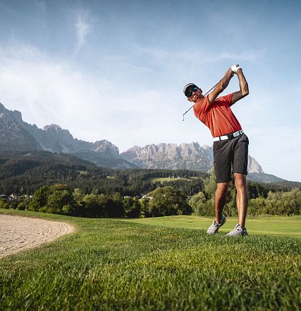 Golfspieler in malerischer Landschaft