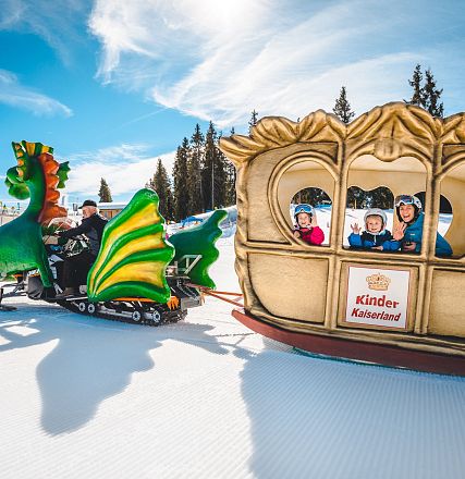 Schlittenfahrt mit Drachenfigur in den Alpen