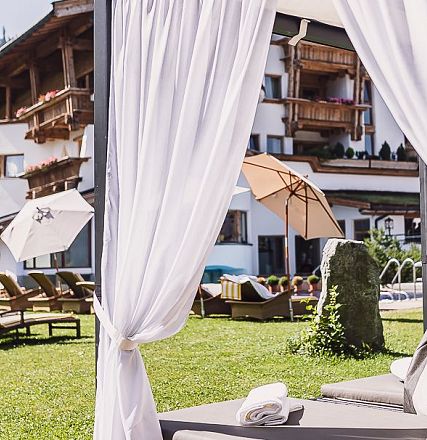 Sonnenliege im Sporthotel Ellmau Garten