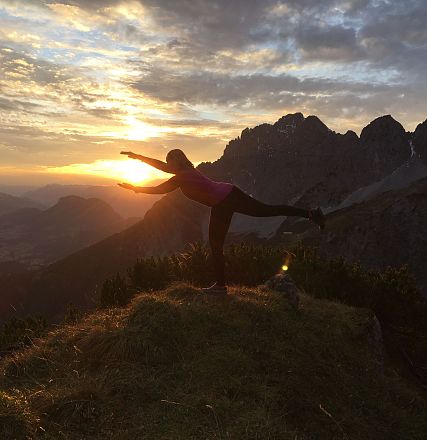 Yoga bei Sonnenuntergang in den Bergen