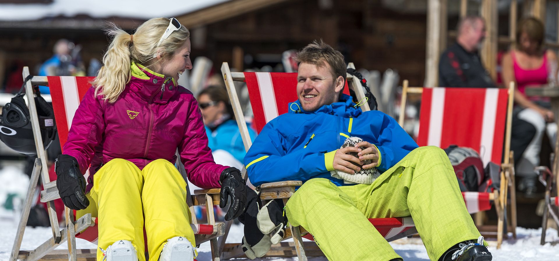 Paar-in-Sonnenliege_Wilder-Kaiser_Foto-Peter-von-Felbert-(2)