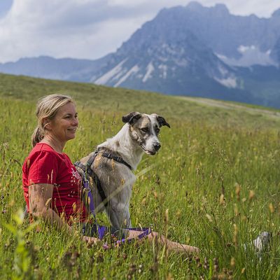 frau-mit-hund-in-den-bergen-5