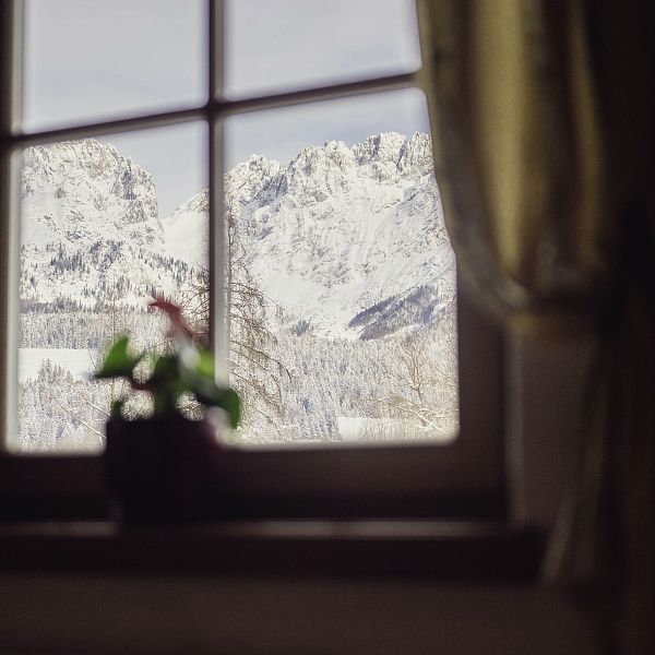 Durch das Fenster die Winterstimmung einfangen