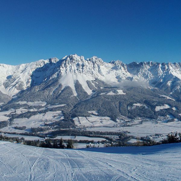 Schneebedeckte Berge bei klarem Himmel. Perfekte Bedingungen für Wintersport mit atemberaubender Aussicht auf die verschneite Natur.