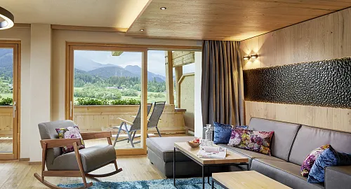 Gemütliches Wohnzimmer mit Aussicht