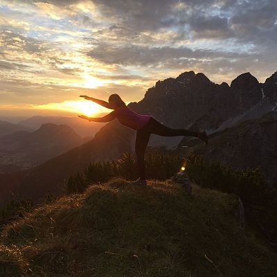 Yoga bei Sonnenuntergang in den Bergen